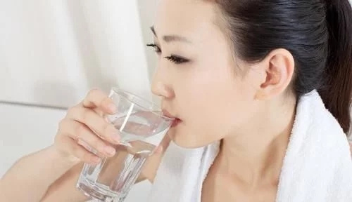 每天早晨喝水對身體好嗎？這5類人適合早起飲水